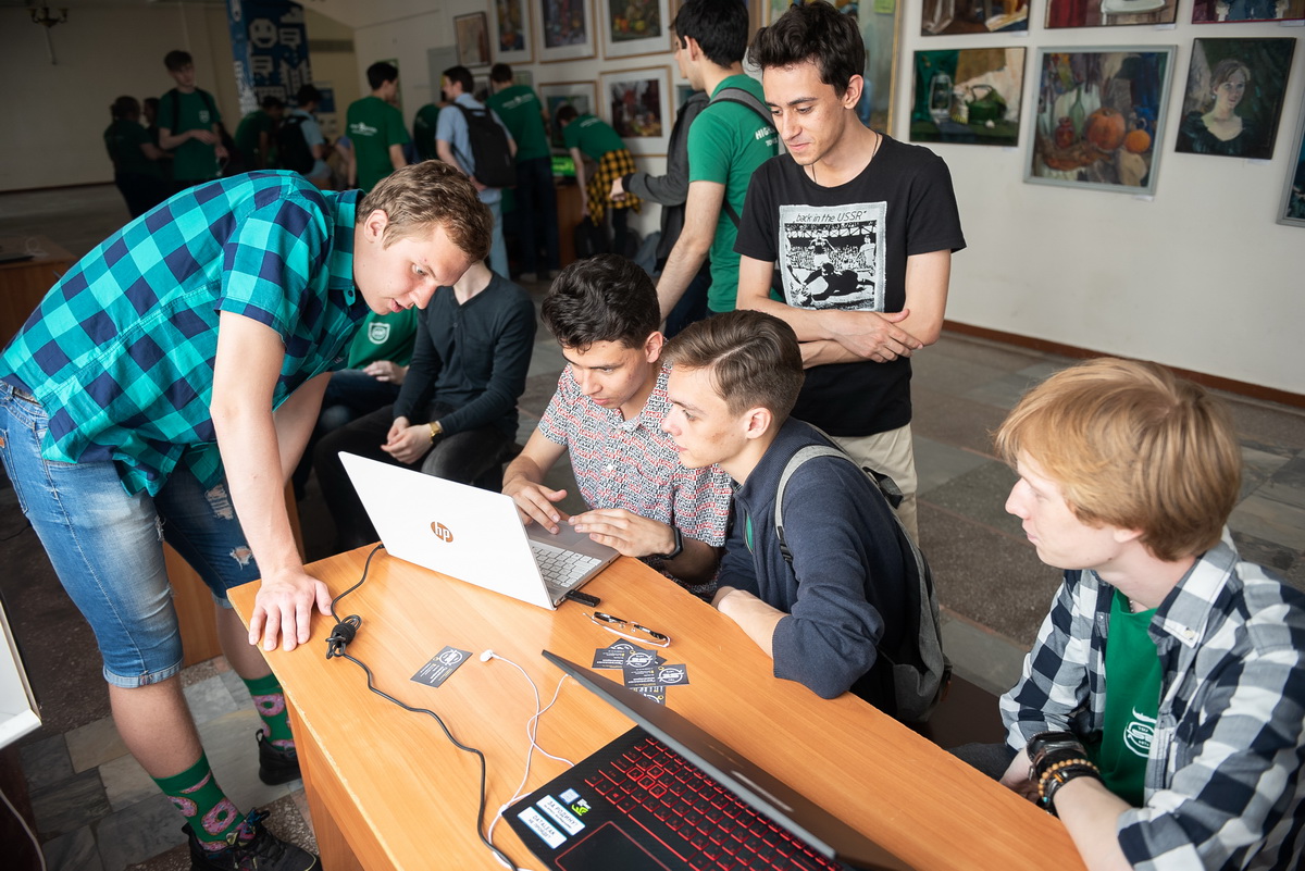 Студенты на выставке компьютерных игр в ТГУ