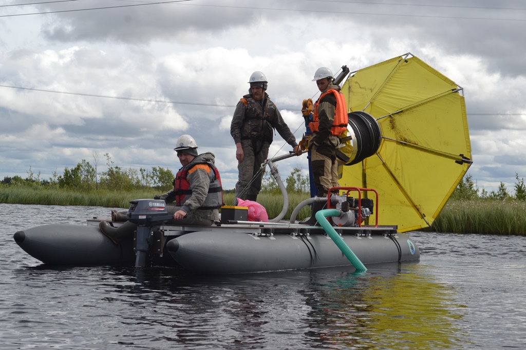 Экологи ТГУ очищают от нефтяных загрязнений озеро в Коми